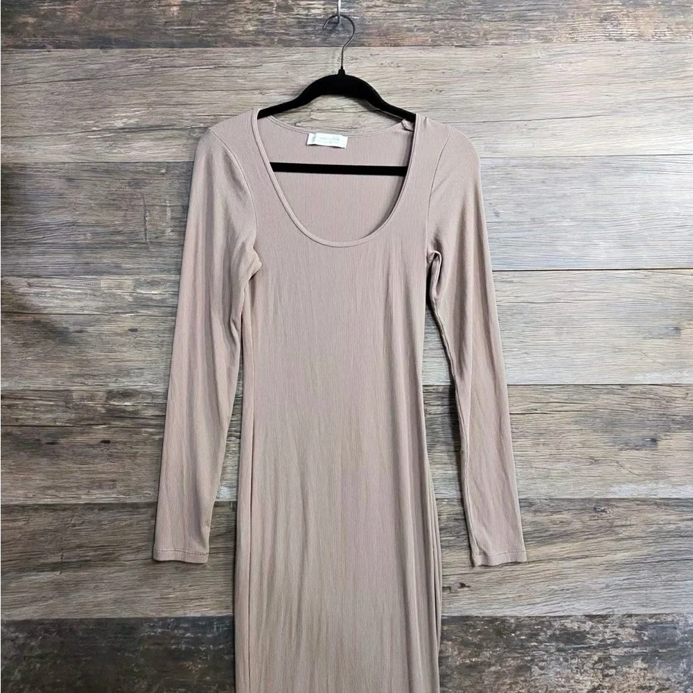 Abercrombie & Fitch Long-Sleeve Maxi Ribbed Dress in Taupe